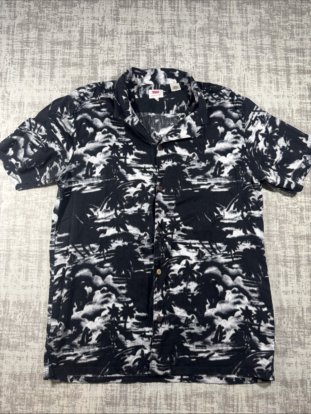 Levi's Black and White Tropical/Hawaiin Sleeve Button-Down sz M 28.5X21.5 PTP